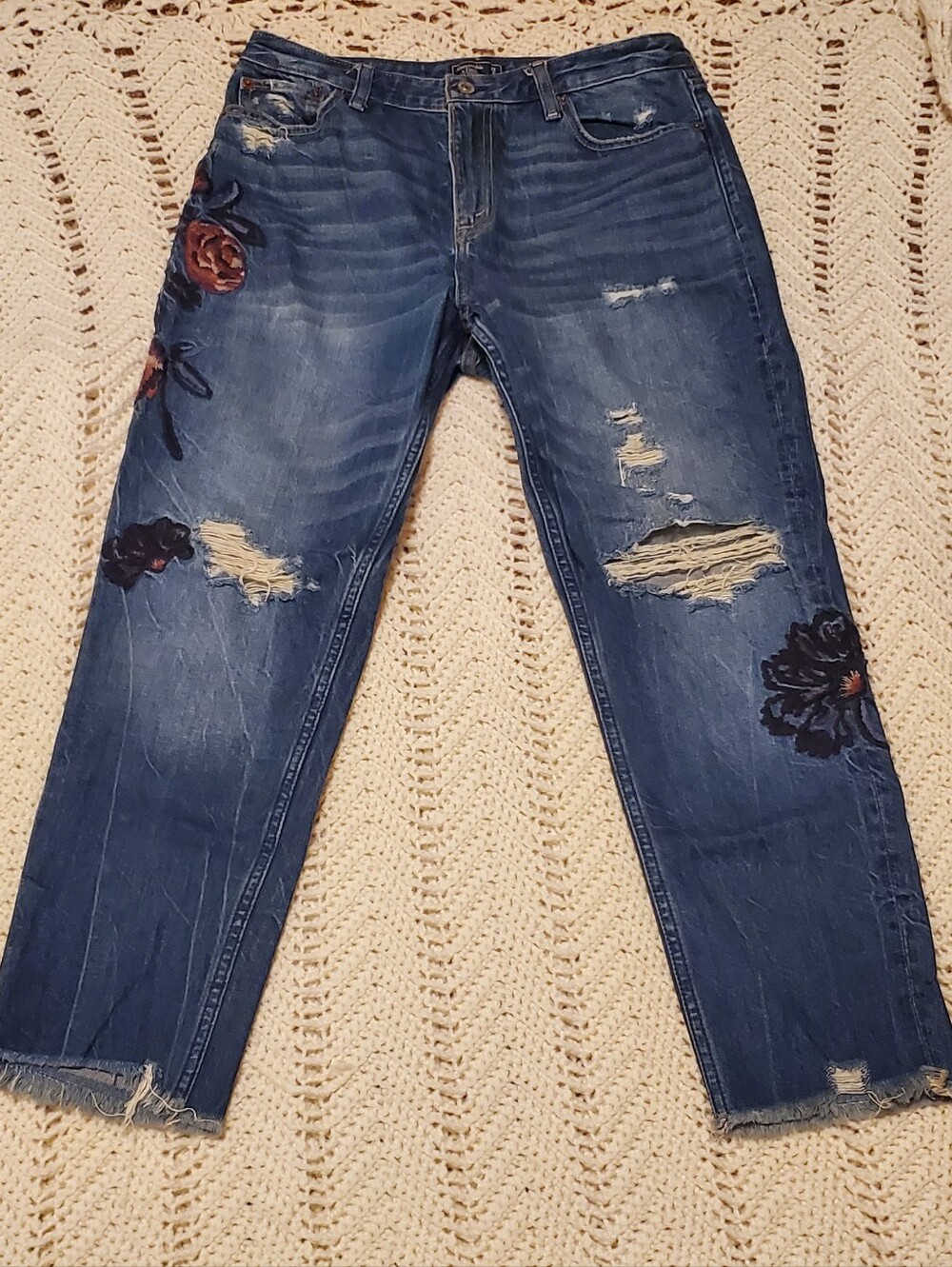 Abercrombie & Fitch Distressed Dark Blue Cropped Jeans with Floral Embroidery